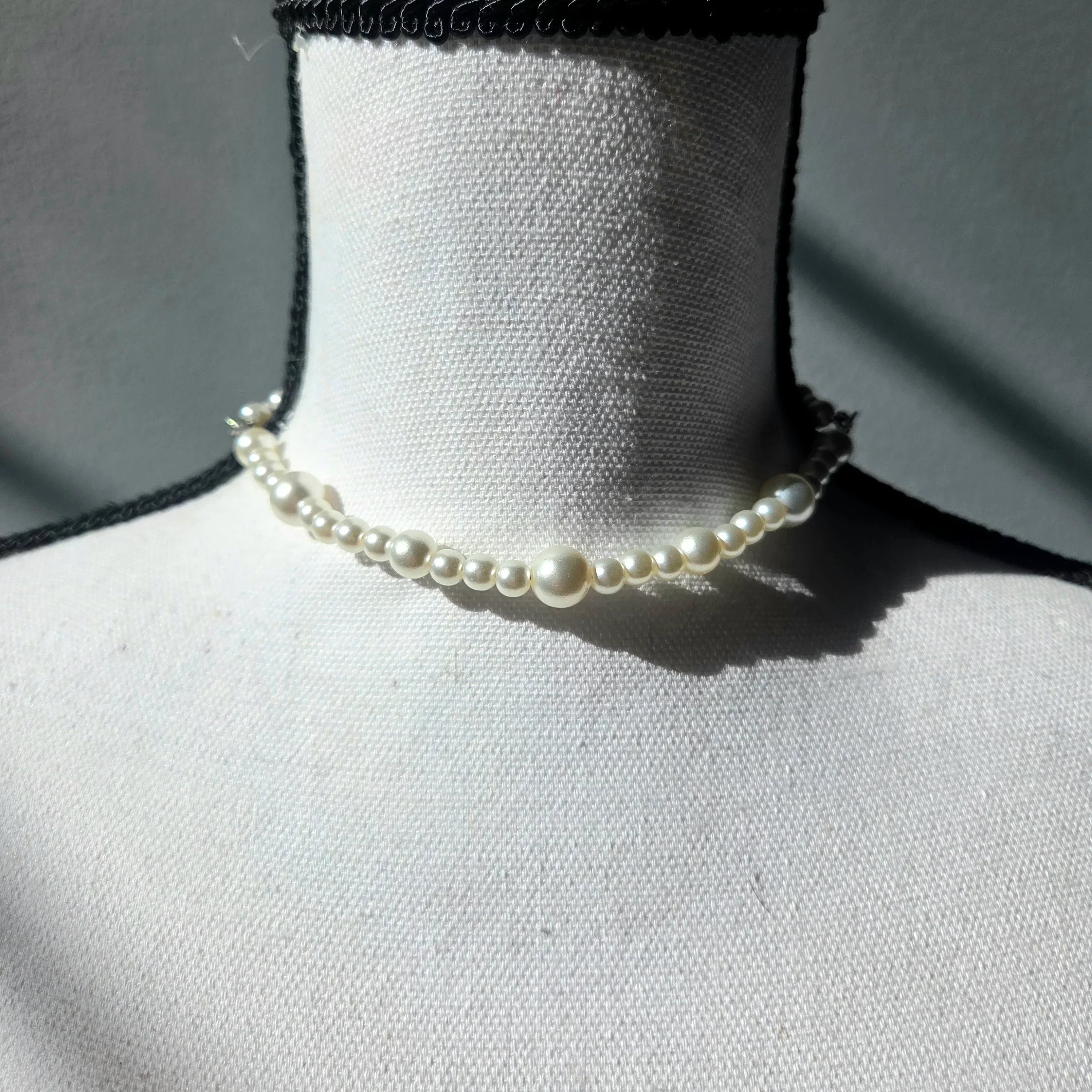 Elegant pearl choker necklace displayed on a mannequin, perfect for everyday wear or special occasions.